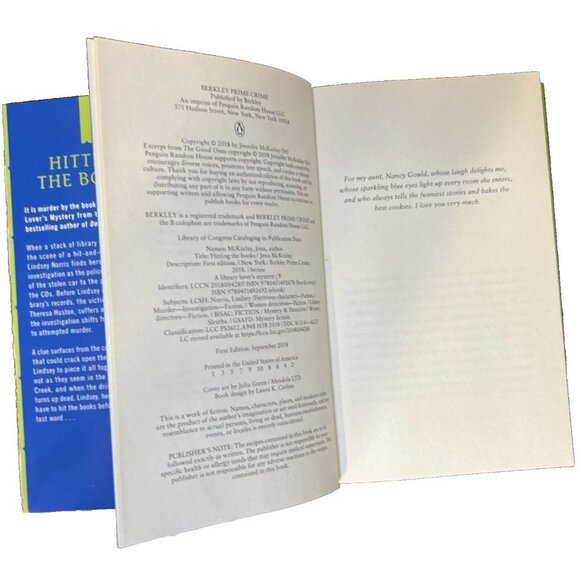 Hitting the Books A Library Lover's Mystery by Jenn McKinlay 1st Ed. Hardcover - Picture 2 of 5